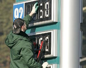Бензин и дизтопливо дешевеют