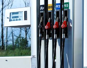 Бензин начнет дешеветь не раньше 2018 года